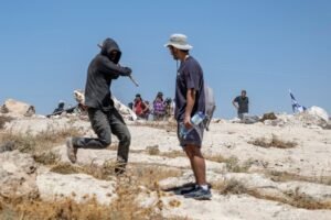 Settlers attacked activists, journalists in front of IDF troops. Nobody was arrested.